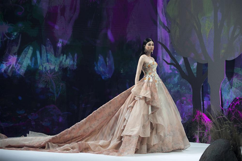 Võ Hoàng Yến mặc váy 30kg - Hải Triều càn quét sàn diễn-5