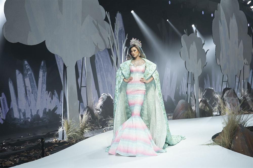 Võ Hoàng Yến mặc váy 30kg - Hải Triều càn quét sàn diễn-9