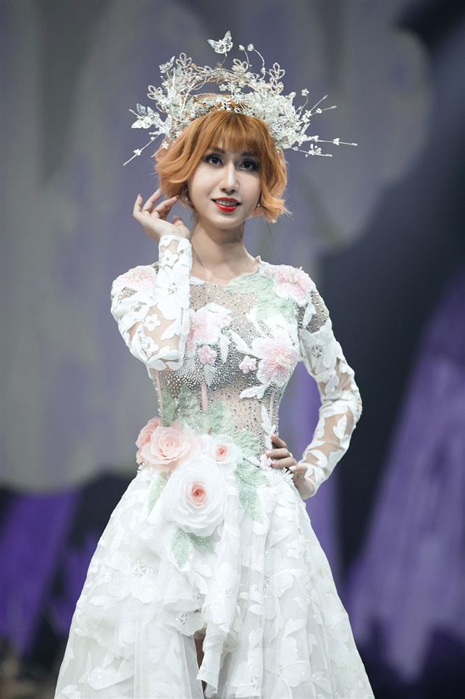 Võ Hoàng Yến mặc váy 30kg - Hải Triều càn quét sàn diễn-11