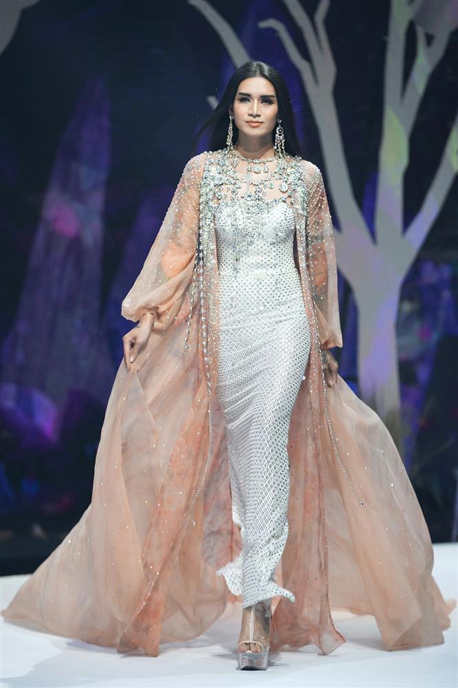 Võ Hoàng Yến mặc váy 30kg - Hải Triều càn quét sàn diễn-7