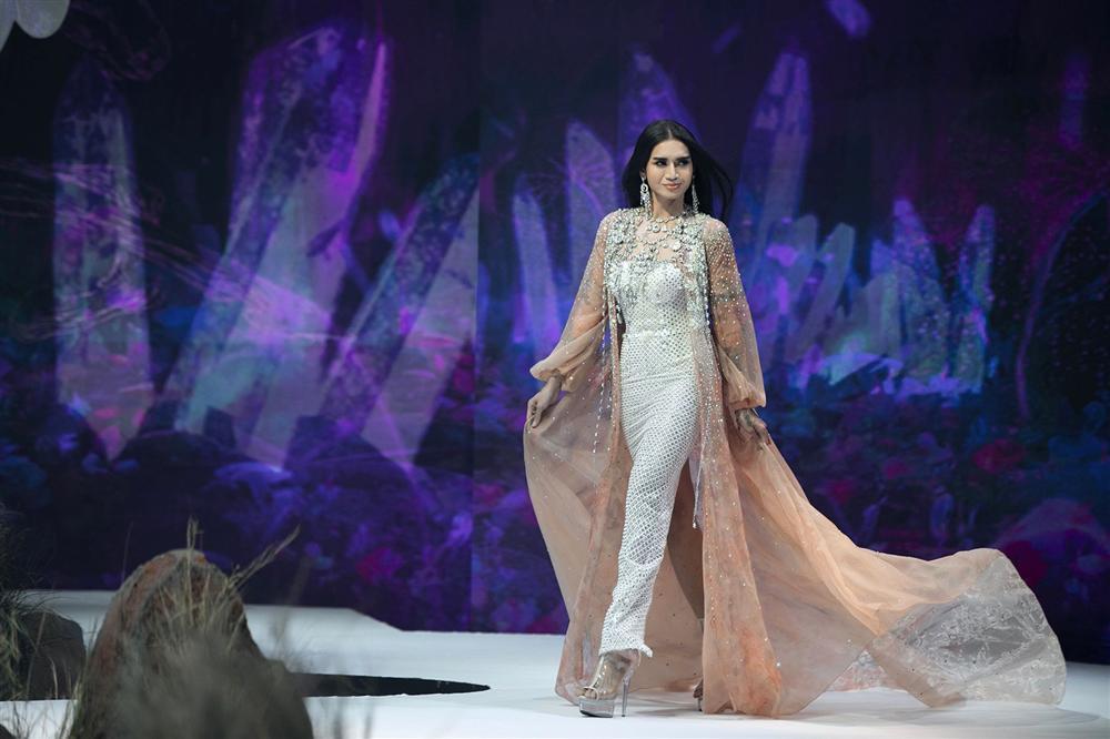 Võ Hoàng Yến mặc váy 30kg - Hải Triều càn quét sàn diễn-8