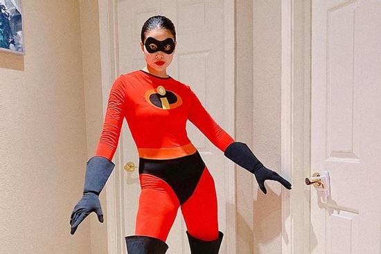 Phạm Hương bị chê dáng thô khi hóa trang thành siêu nhân dịp Halloween