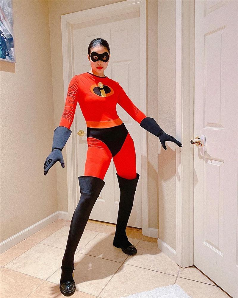 Phạm Hương bị chê dáng thô khi hóa trang thành siêu nhân dịp Halloween-2