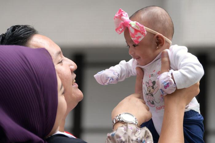 Bé gái sinh non nặng vỏn vẹn bằng quả cà tím giờ ra sao sau 7 tháng chào đời-3