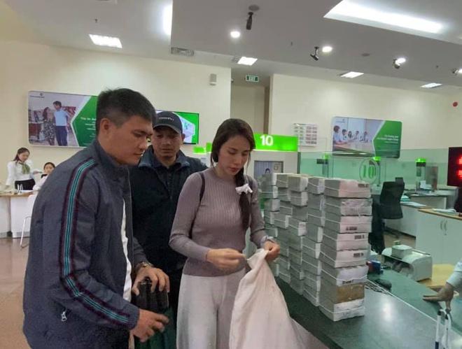 Lãnh đạo huyện nói về vụ người dân đeo vàng nhận cứu trợ từ Thủy Tiên-1