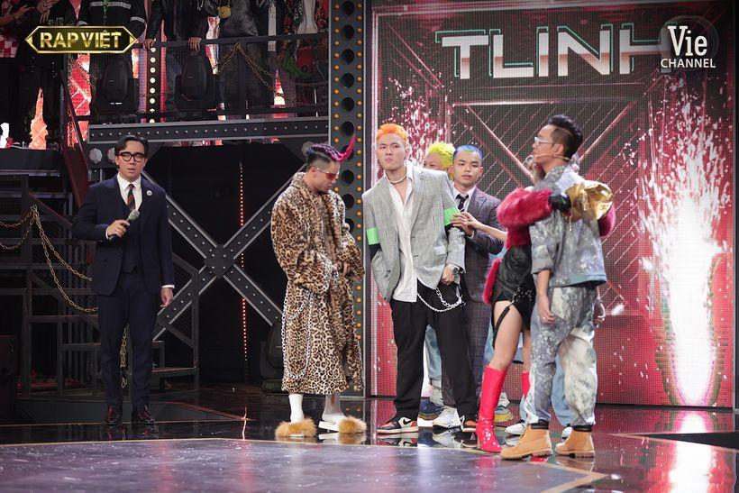 JustaTee bị cà khịa cá con sợ vợ khi chúc mừng Tlinh bằng ngón tay giả trân-3