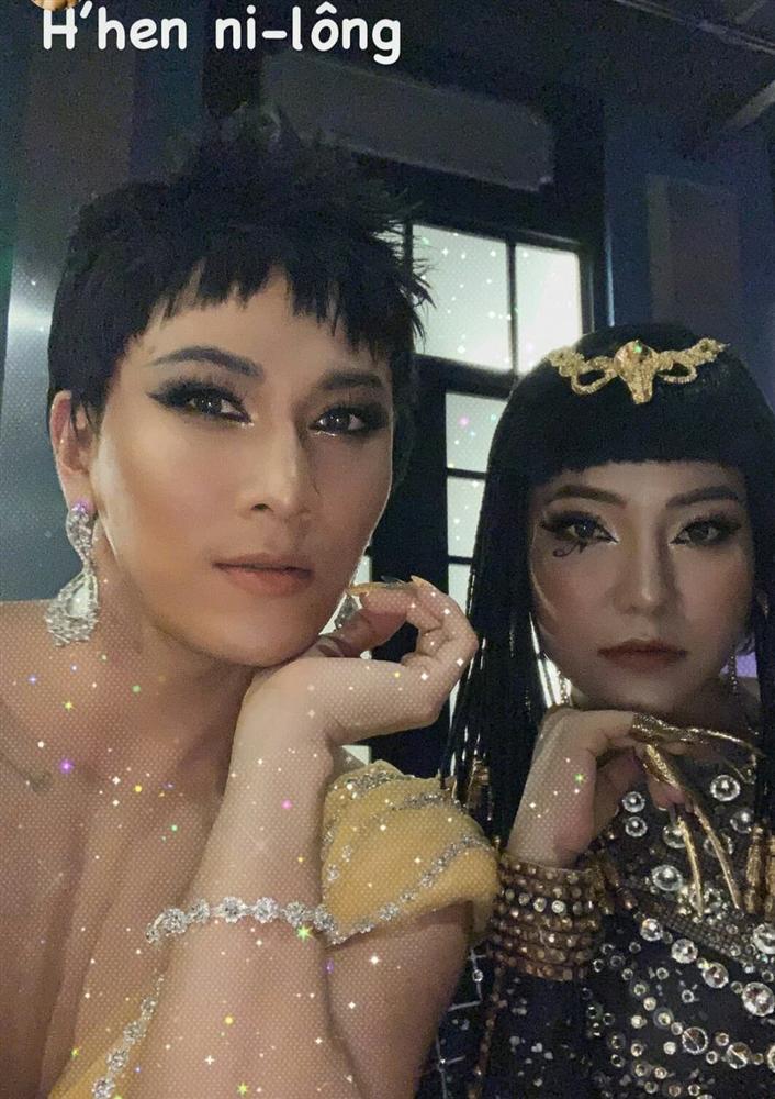 Mai Tiến Dũng cosplay HHen Niê cực giống, tái hiện cú xoay váy chấn động-2