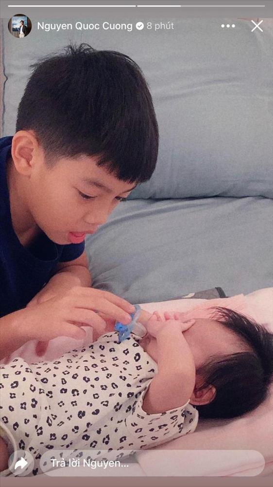 Vợ chồng Cường Đô La diện áo đôi hẹn hò cuối tuần, Subeo chụp ảnh cho cả nhà-2