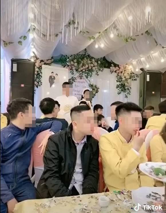 Đi làm ăn xa 4 năm, chàng trai nước mắt lưng tròng nhìn người yêu đi lấy chồng-2