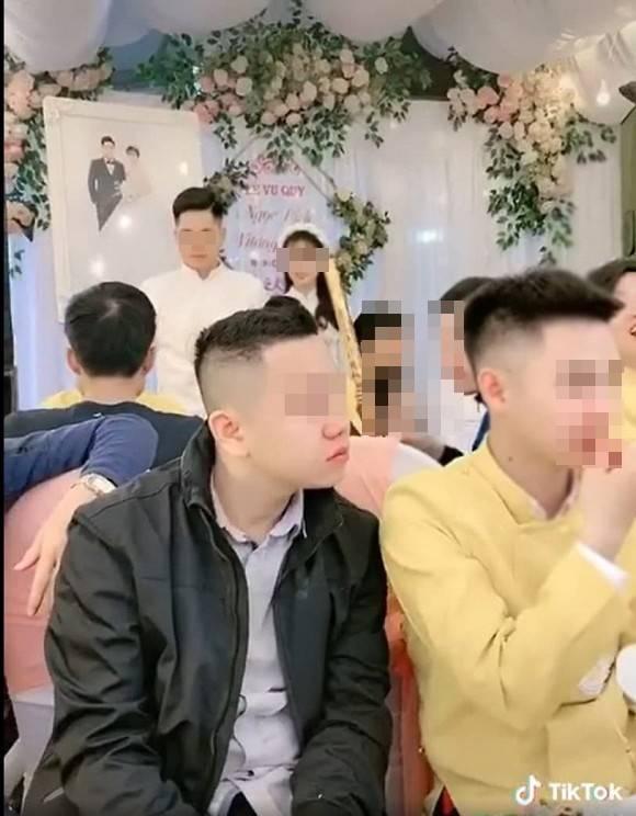 Đi làm ăn xa 4 năm, chàng trai nước mắt lưng tròng nhìn người yêu đi lấy chồng-3