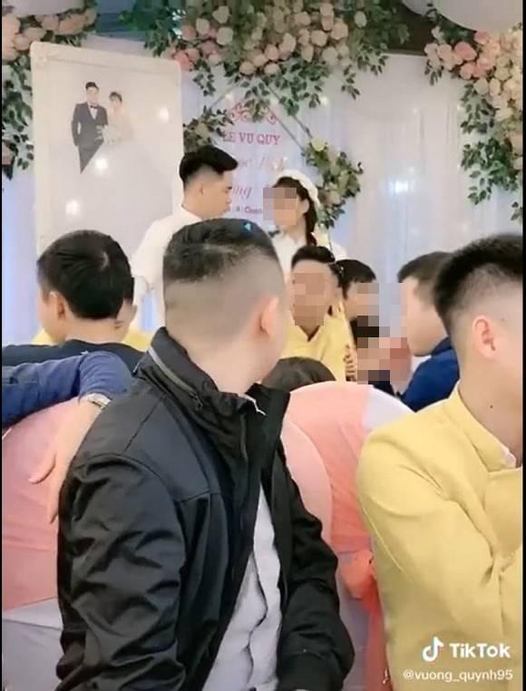 Đi làm ăn xa 4 năm, chàng trai nước mắt lưng tròng nhìn người yêu đi lấy chồng-4