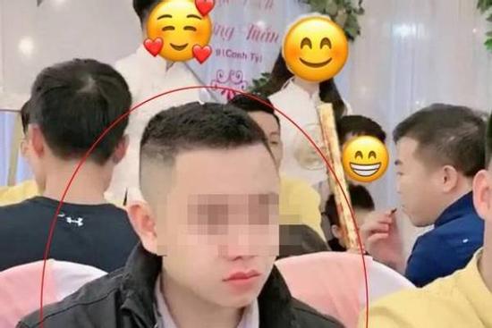 Đi làm ăn xa 4 năm, chàng trai nước mắt lưng tròng nhìn người yêu đi lấy chồng