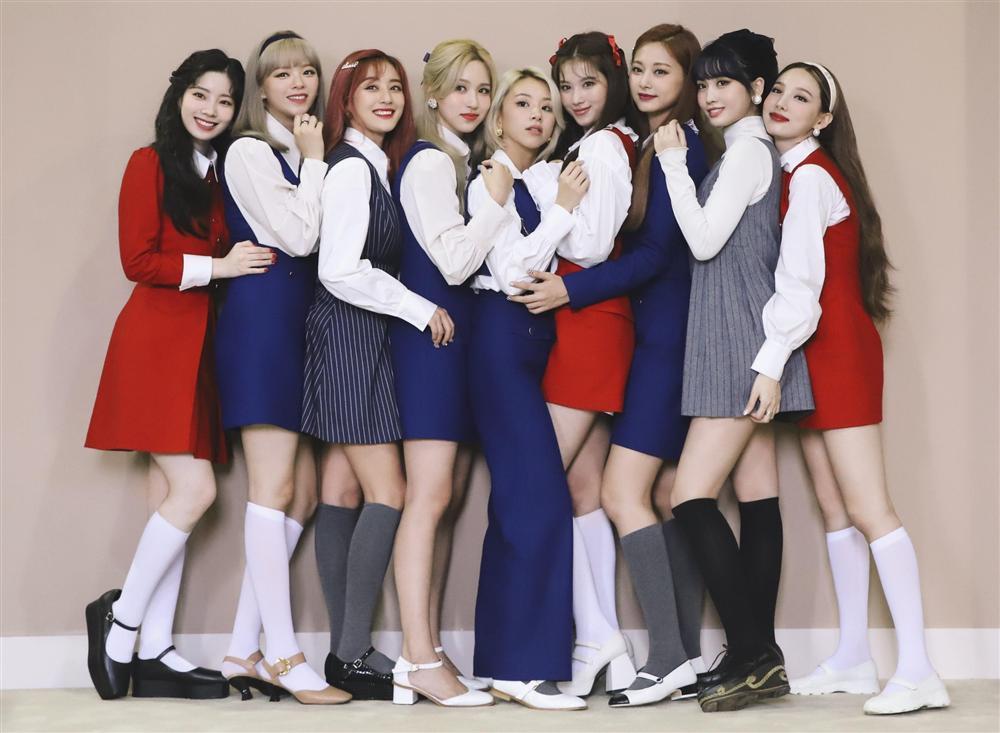 Sau 5 năm debut, cuối cùng TWICE cũng thoát kiếp mặc vừa phèn vừa xấu-8