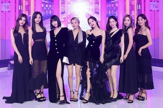Sau 5 năm debut, cuối cùng TWICE cũng thoát kiếp mặc 'vừa phèn vừa xấu'