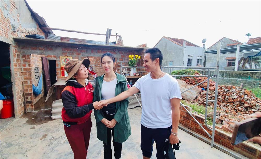 Lý Hải đăng ảnh nhà dân tan hoang sau lũ, anti-fan chê trách vì cười quá tươi-3