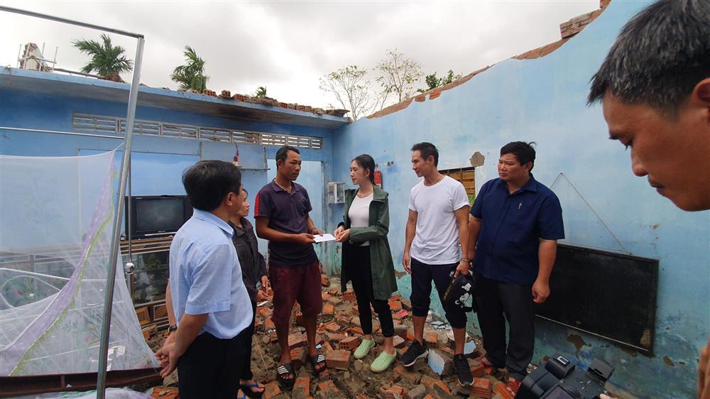 Lý Hải đăng ảnh nhà dân tan hoang sau lũ, anti-fan chê trách vì cười quá tươi-4