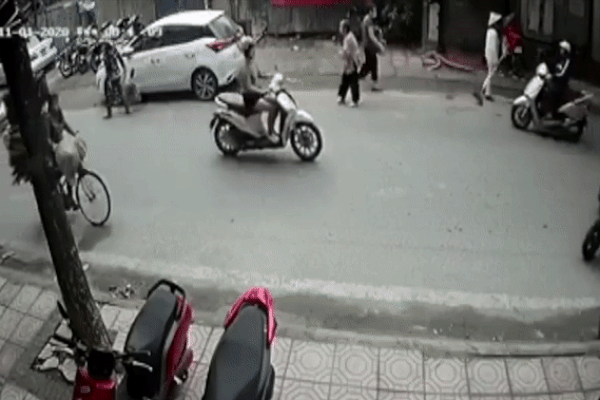 Đâm cụ bà gãy xương, hành động của nữ 'ninja' khiến nhiều người... lên máu