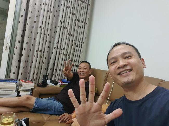 Khoảnh khắc đời thường 2 cha con nhà báo Lại Văn Sâm gây sốt, nét mặt sao y bản chính-1