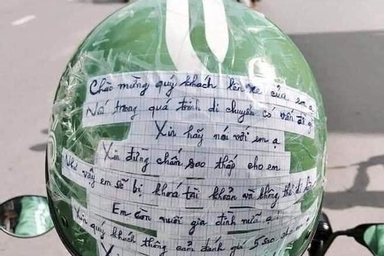 'Cưng muốn xỉu' với những dòng chữ viết trên mũ của anh xe ôm công nghệ
