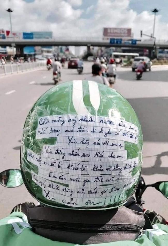 Cưng muốn xỉu với những dòng chữ viết trên mũ của anh xe ôm công nghệ-1