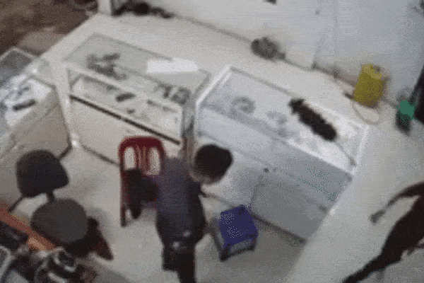 Clip: Bị tóm khi đang trộm điện thoại, thanh niên bình thản: Chị bỏ ra-1