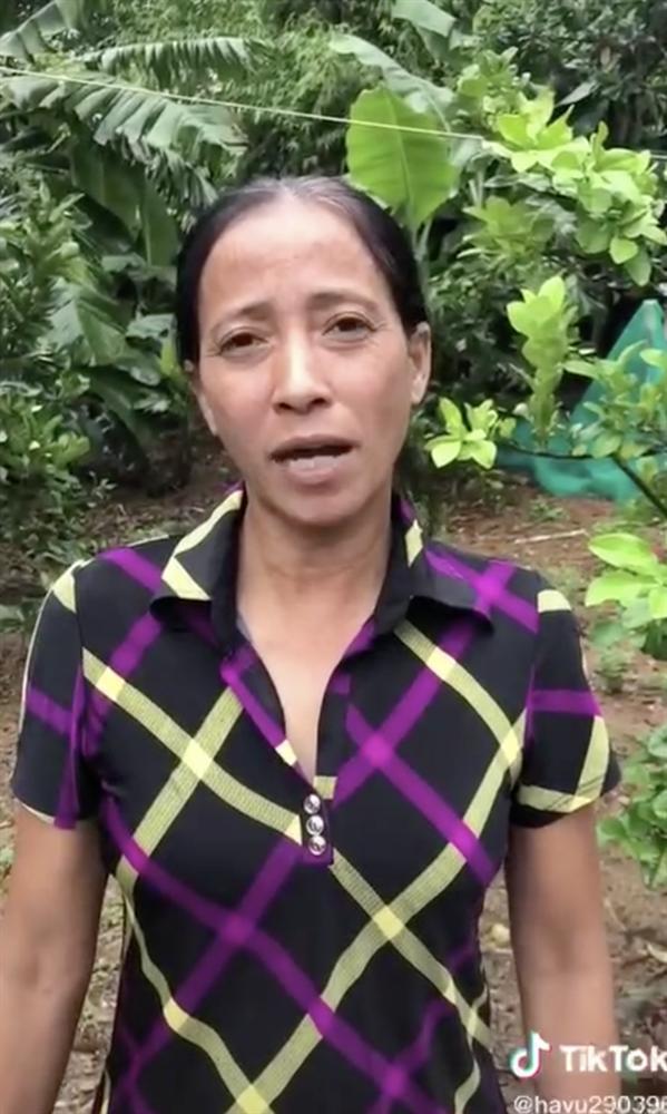 Tay không trộn cơm lam bán cho khách, bà Lý Vlog bị vạch trần vì mất vệ sinh-1