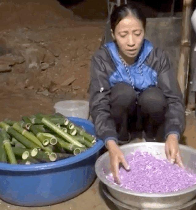 Tay không trộn cơm lam bán cho khách, bà Lý Vlog bị vạch trần vì mất vệ sinh-3