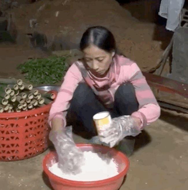 Tay không trộn cơm lam bán cho khách, bà Lý Vlog bị vạch trần vì mất vệ sinh-4