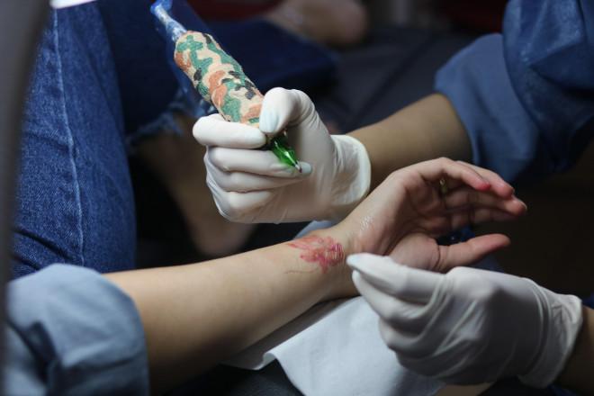 Phù thủy xăm sẹo kể chuyện xóa ký ức đau khổ của khách-1