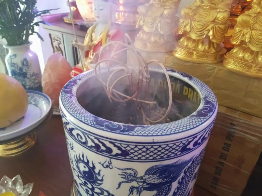Cuối năm thấy bát hương có dấu hiệu này gia chủ phải thay ngay, giữ lại sẽ xui xẻo-1