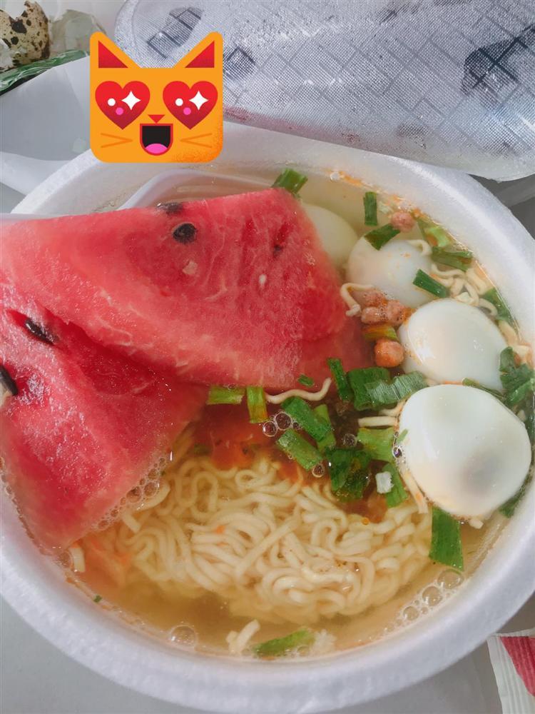 Sởn gai ốc với món mì tôm dưa hấu và 1001 màn kết hợp ăn uống hiểu chết liền-1