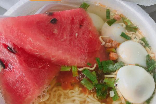 Nhanh trí học mẹ Việt ở Mỹ muối dưa chua cho ngày đông nhàn tênh mà ngon thôi rồi-4