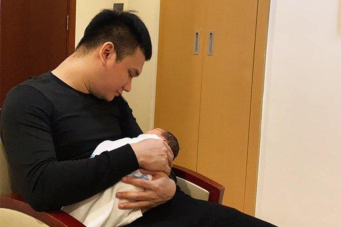 Khắc Việt lần đầu hé lộ dung mạo cặp nhóc tỳ song sinh-5