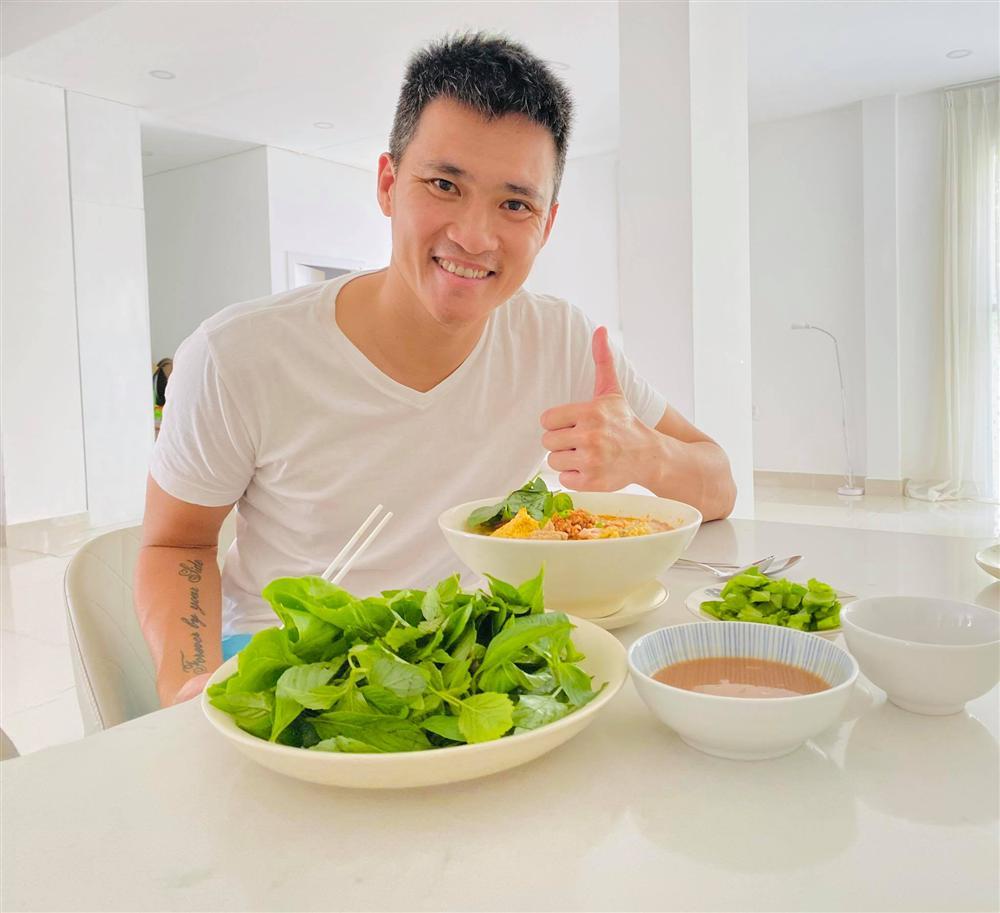 Bạc trắng đầu ở tuổi 35, vì sao Công Vinh nhất quyết không nhuộm tóc?-2