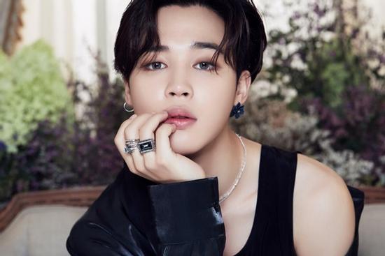 Jimin khoe vai hững hờ trong concept photo, outfit không sắc vẫn khiến ARMY trụy tim