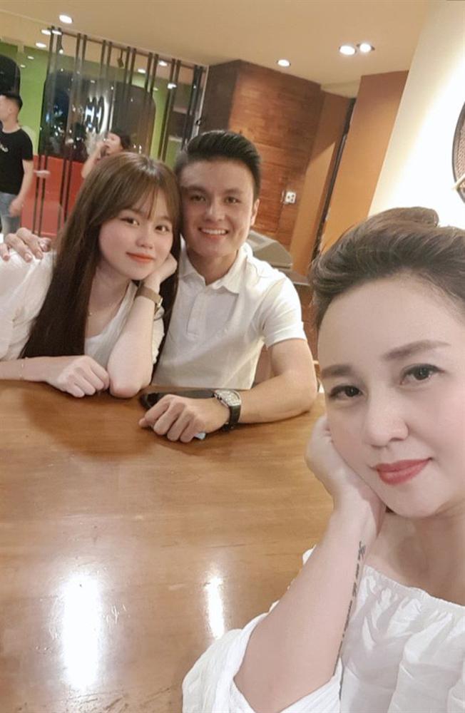 Mới tháng trước, Huỳnh Anh vẫn khoe dép tình yêu trên xe Mercedes của Quang Hải-9