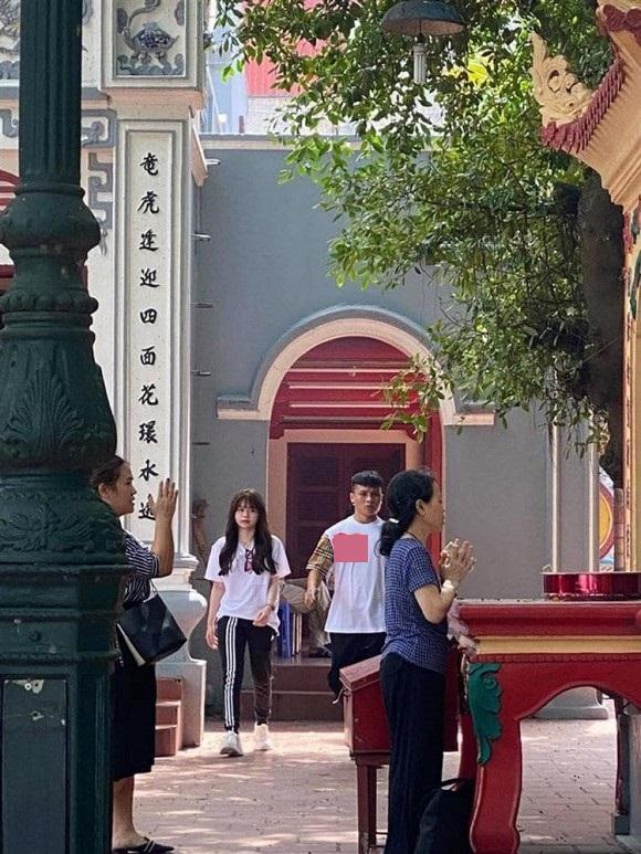 Mới tháng trước, Huỳnh Anh vẫn khoe dép tình yêu trên xe Mercedes của Quang Hải-8