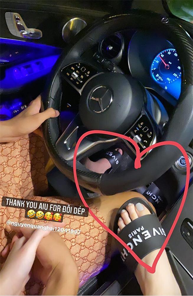 Mới tháng trước, Huỳnh Anh vẫn khoe dép tình yêu trên xe Mercedes của Quang Hải-2