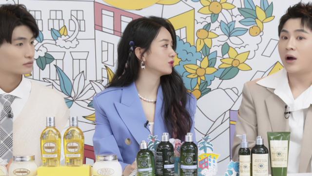 Nhan sắc thật của Triệu Lệ Dĩnh lộ rõ trên sóng livestream-3