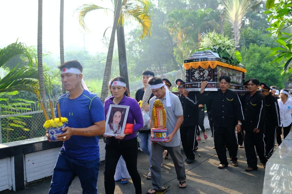 Gia đình tiễn nghệ sĩ Ánh Hoa về đất-5