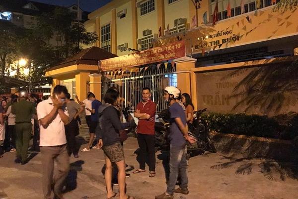 Phụ huynh TP.HCM vây trường trong đêm vì suất ăn của trẻ-1