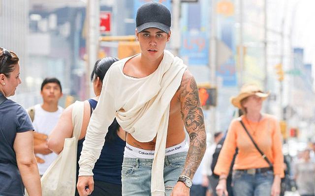 Justin Bieber mặc nội y xuống phố-3