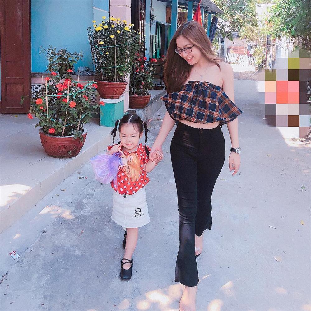 Nhật Lê có cả bộ sưu tập áo quây hot hòn họt hơn cả Huỳnh Anh-12