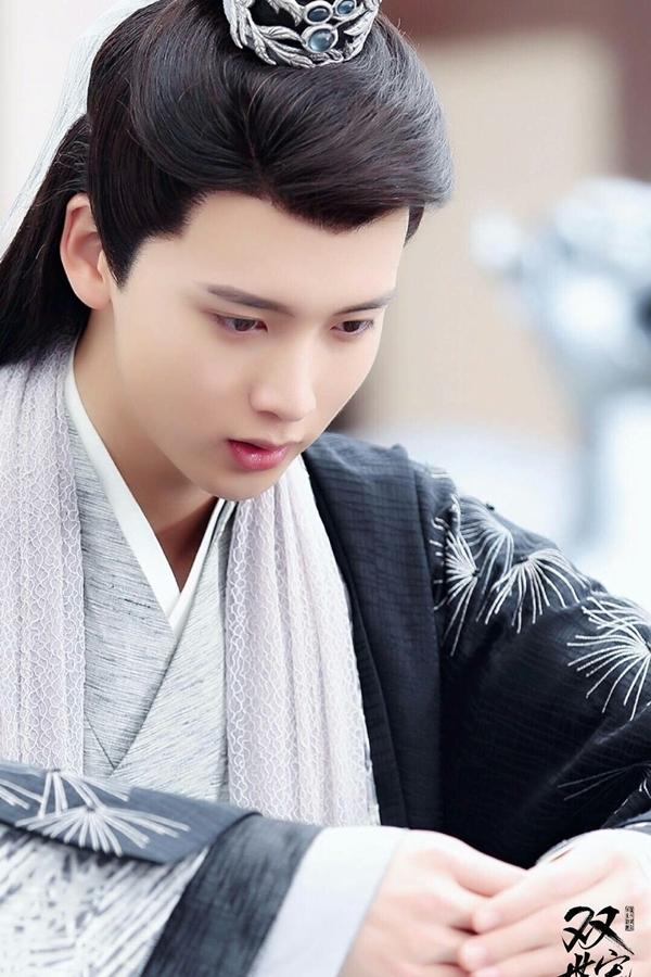 ‘Tiễn’ hoa fan tặng vào thùng rác lộ liễu nam idol Trung nhận làn sóng phẫn nộ-2