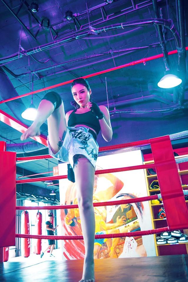 Linh Miu lộ dàn hình xăm kéo dài từ lưng xuống tới tận vùng nhạy cảm-5