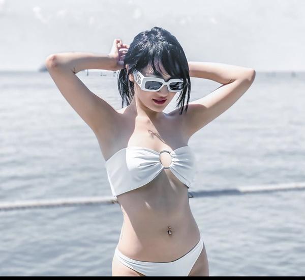 Bảo Anh khoe thân hình nuột nà trong bộ bikini trắng.