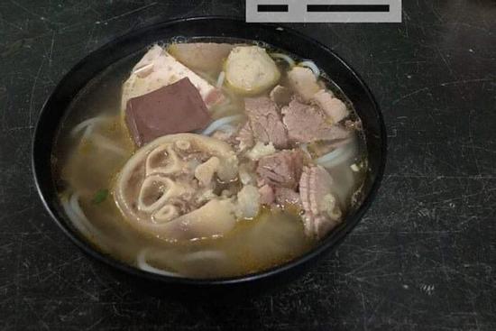 Chỉ vì bát bún bò không hành rồi bị chê 'yếu', thanh niên đối xử tệ bạc với bạn gái