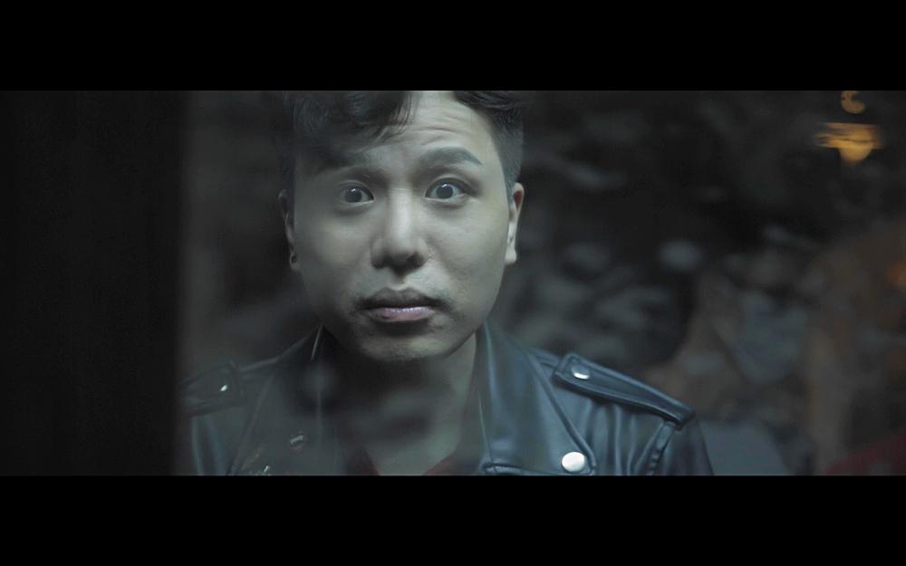 Diễn quá nhập tâm, Trịnh Thăng Bình xô bạn diễn té sập bàn, thấy đã khi đóng cảnh giết người-2