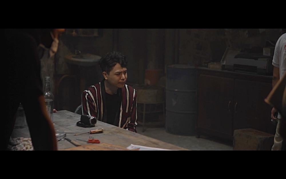 Diễn quá nhập tâm, Trịnh Thăng Bình xô bạn diễn té sập bàn, thấy đã khi đóng cảnh giết người-1