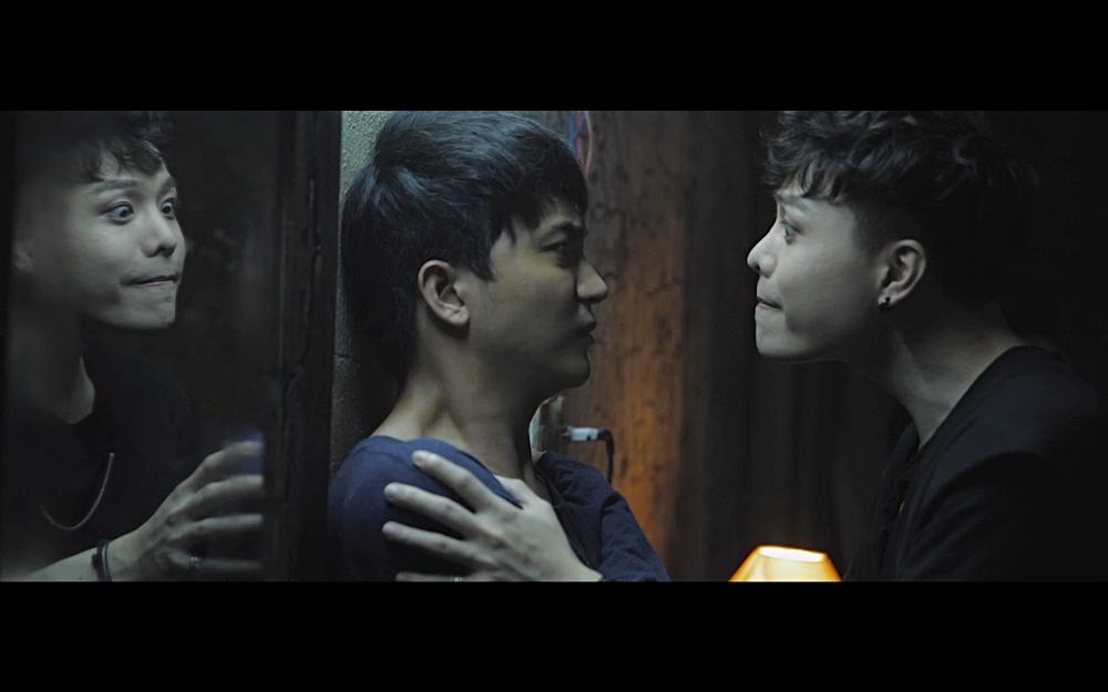 Diễn quá nhập tâm, Trịnh Thăng Bình xô bạn diễn té sập bàn, thấy đã khi đóng cảnh giết người-5